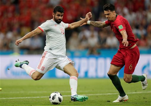 吴少聪女友晒足协杯冠军奖牌：男朋友带的苏州特产